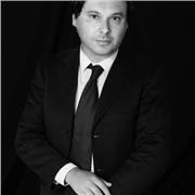 Laureato con lode, pubblicazione della tesi e percorso accademico ventennale, offre le sue competenze in Diritto Pubblico e Diritto Penale affinché la materia non abbia più profili oscuri.