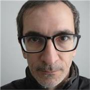 Profesor titulado en composición, con experiencia de más de 20 años y varios premios internacionales, imparte clases presencial/on