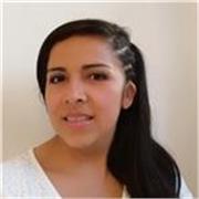 Profesora de comunicación imparte clases a adolescentes