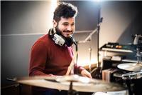 Diplomato al centro professione musica (cpm di milano) impartisce lezioni private di batteria offrendo un percorso di studio