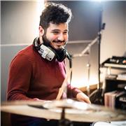 Diplomato al Centro Professione Musica (CPM di Milano) impartisce lezioni private di batteria offrendo un percorso di studio
