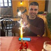 Graduado en ingeniería en la UPC, imparte clases de matemáticas. Primaria y bachillerato