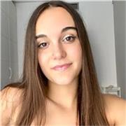 Profesora de castellano imparte clases a niños y niñas de todas las edades