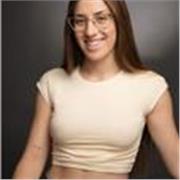 Profesora titulada en canto, con experiencia durante 6 años como cantante