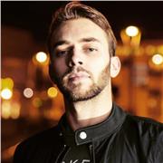 Junger Lehrer gibt professionelle Englisch Nachhilfe