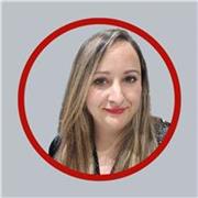 Profesora de inglés apta para la enseñanza adaptada al alumno.