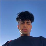 Doy clases de Biología y Sociales para poder pagarme mis estudios, tengo el titulo de la ESO, Bachillerato y ahora estoy en 3º de carrera