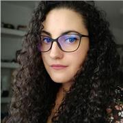 Profesora de refuerzo especializada en lengua, literatura, historia, historia del arte, filosofía, e idiomas