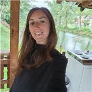 Soy Aida, una chica con la carrera de económicas y máster en marketing. Tengo experiencia en dar clases tanto en niños como en adultos