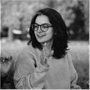 I’m Daniella, a native Spanish speaker from Panama now living in the UK. I’ve always loved languages and enjoy helping others discover the richness of Spanish, from everyday conversation to cultural expressions