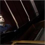 Pianista e musicista laureato propone lezioni di Pianoforte e teoria musicale