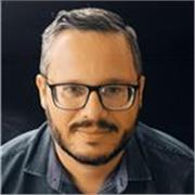 Profesor de inglés, especializado en enseñar a adultos de todos los niveles, adaptando las clases a sus objetivos.