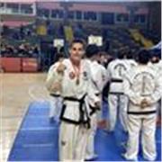 Entrenador comprometido con el progreso físico y mental