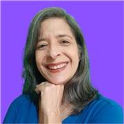 Profesora de ciencias e ingeniería imparte clases a niños, jóvenes y adultos