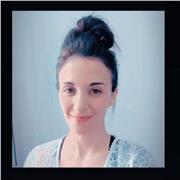 profesora de matemática , ciencias y lengua imparte clases a niños de todas las edades