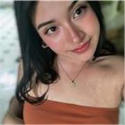 Profesora de inglés imparte clases a niños de 3 a 14 años