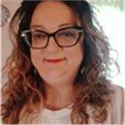 Professoressa di lettere impartisce lezioni di italiano, storia, filosofia, latino e greco