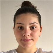 Étudiante pour l’aide aux devoirs
