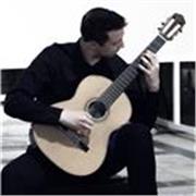 Docente di chitarra impartisce lezioni private di strumento