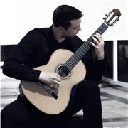 Docente di chitarra impartisce lezioni private di strumento