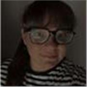 Profesora de matemáticas que imparte clase a niños de todas las edades