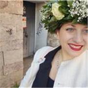 Salve a tutti! Ho appena completato il mio percorso di studi con una laurea specialistica in Lingue per la Cooperazione Interculturale e offro lezioni private di lingue (italiano, italiano per stranieri, inglese, tedesco e spagnolo) anche per preparazioni