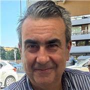 Docente licenciado en Ciencias Económicas y Empresariales, apto para todas las edades y niveles, primaria, ESO y secundaria