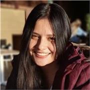 Estudiante universitaria da clases de inglés a niños y adolescentes