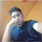 Joven con conocimientos en programación en Python que enseña clases de temas hablados con antelación por el usuario