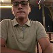 Profesor de inglés imparte clases a niños de todas las edades