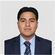 Profesor de matemática imparte clases a jóvenes estudiantes