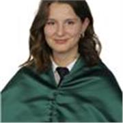 Profesora de Primaria, especializada en música. Además de inglés. 