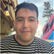 Profesor de informática que dicta clase para niños jóvenes y adultos de cualquier edad