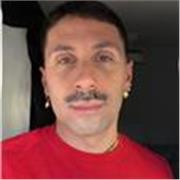 Una persona resolutiva y haciendo que aprender sea algo divertido