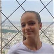 estudiante de psicología imparte clases a niños de primaria y secundaria