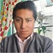 Profesor de futbol imparte clases a niños de todas las edades
