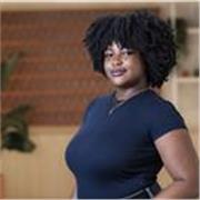 Joven trabajadora para cuidado de niños por las tardes