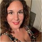 Ragazza con certificato CAE C1 impartisce lezioni private di lingua inglese
