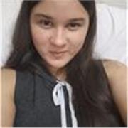 Profesora de matematicas y español da clases a estudiantes de primaria y secundaria