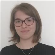 Studentessa universitaria impartisce lezioni di inglese a studenti fino a primo biennio delle superiori