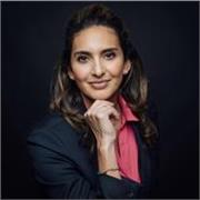 Profesora de francés como lengua extranjera, especializada en comunicación digital, que imparte clases a estudiantes y profesional