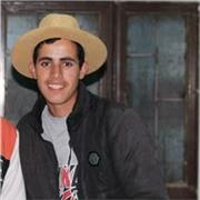 Soy Muhammad. Te enseñaré el idioma inglés a mi manera y serás competente en aprenderlo. Estudié el idioma inglés y lo amo mucho.