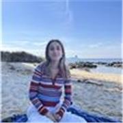 Profesora con materia en magisterio de educación primaria. 