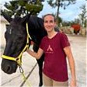 Nativa francesa, me encanta enseñar el francés. Me gusta también montar clases dinámicas deportivas.