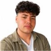 Estudiante con capacidades de aprender y ayudar a los demás en su camino académico.