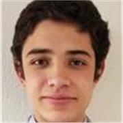 Profesor de historia y geografía imparte clases a estudiantes de todas las edades