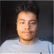 Chico joven con nivel de ingles alto gracias a experiencias enriquecedoras