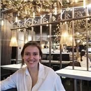 Estudiante universitaria imparte clases de apoyo a niños y jóvenes