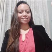 Profesor de inglés dicta clases a niños y adolescentes