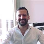 Docente di Scienze impartisce lezioni in Chimica, Biologia e Scienze della Terra per studenti di licei e istituti tecnici